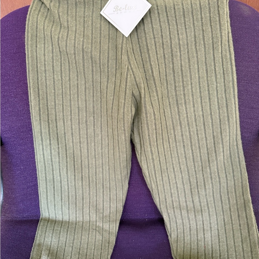 bebe Green Leggings with Classic Style
